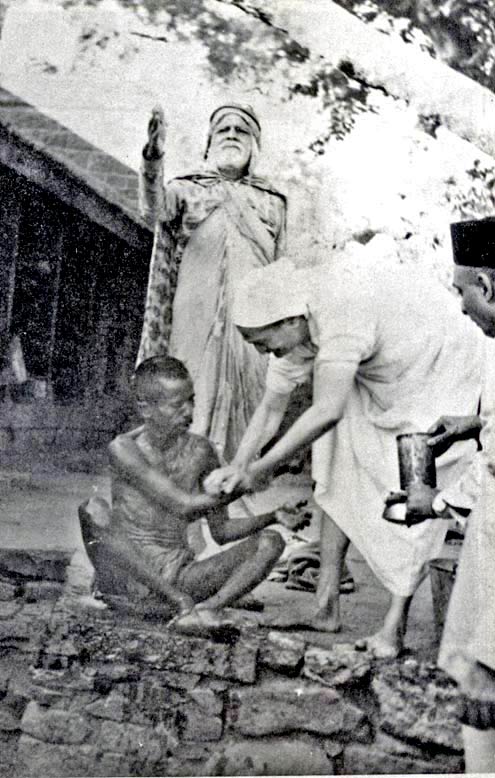 1954 November 7, bathing leper, at Pandharpur